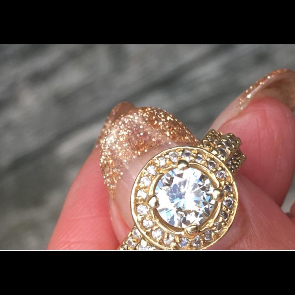 18 K diamond halo ring size 5 1/2 - Picture 9 of 10